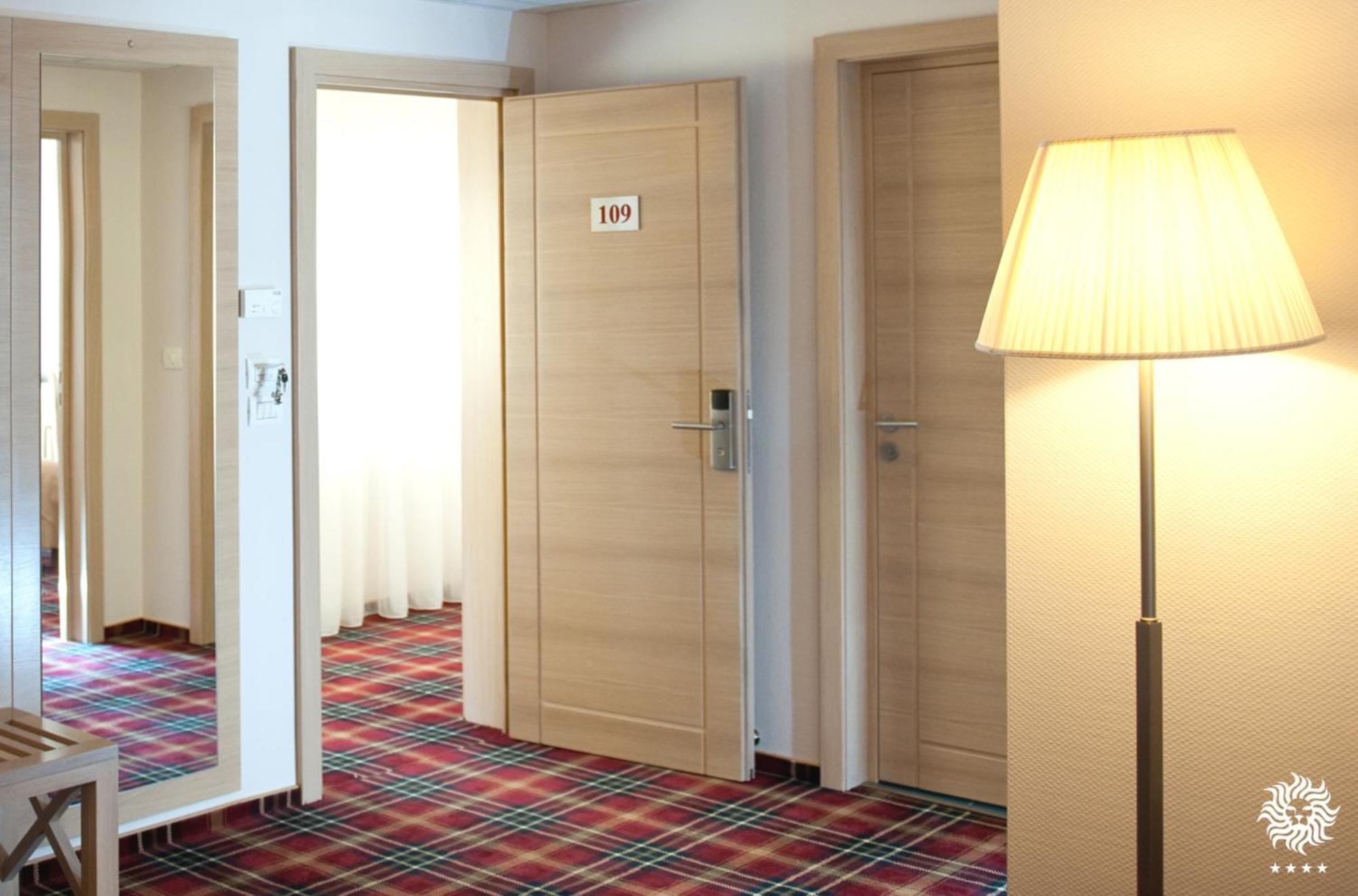 Hotel Leon & Spa 아라드 외부 사진